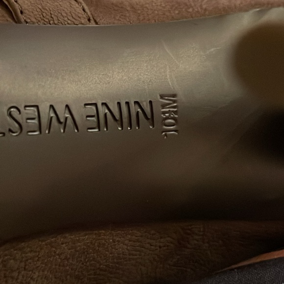 SIZE 10.5 NINE WEST SIDE BUCKLE FAUX SUEDE SHOES. TAN/LIGHT BROWN - Picture 4 of 5